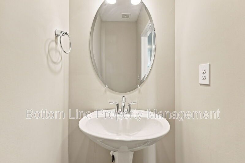 Beautiful 3BR Townhome w/ Garage & Community Pool property image