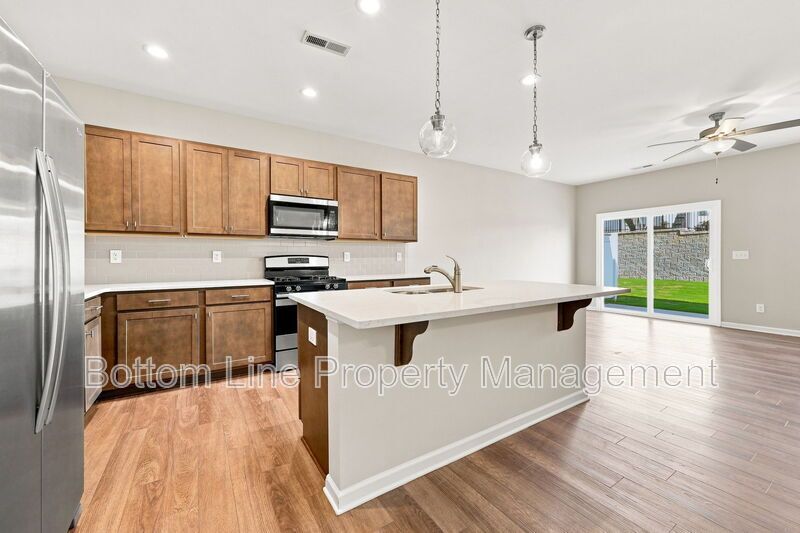 Beautiful 3BR Townhome w/ Garage & Community Pool property image