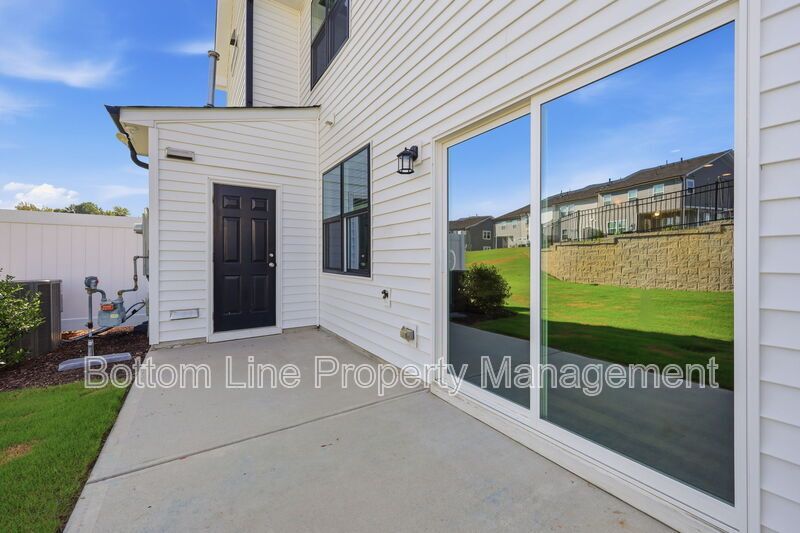 Beautiful 3BR Townhome w/ Garage & Community Pool property image