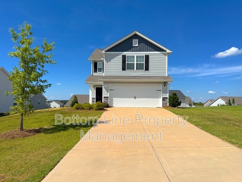 Spacious Home, Ready for Move-in in a Desired Area - MOVE-IN Special! property image