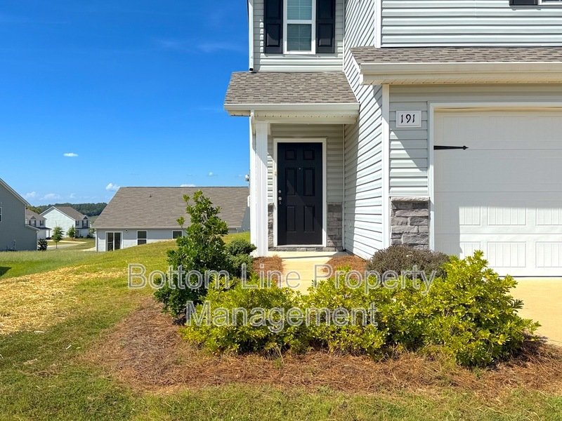 Spacious Home, Ready for Move-in in a Desired Area - MOVE-IN Special! property image