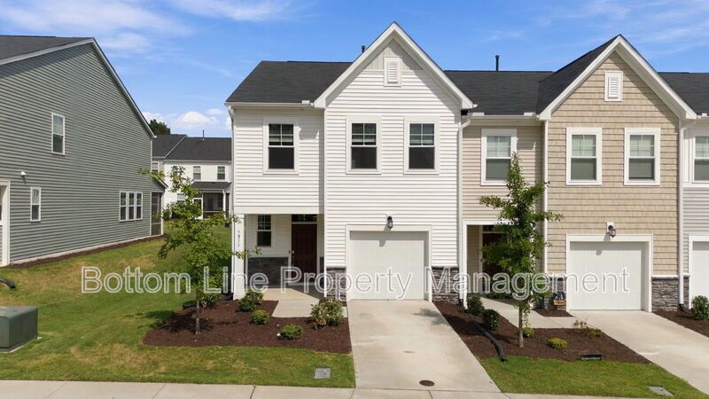 Stunning 3-Bedroom Townhome with Garage & Screened Porch – In Pool Community property image