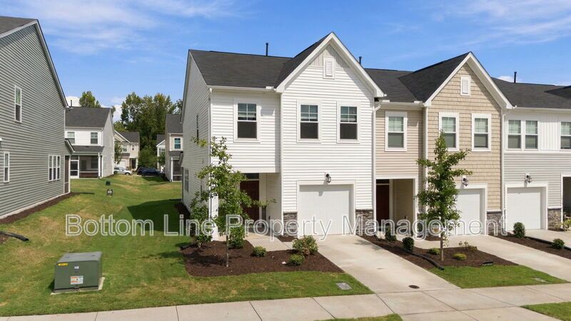 Stunning 3-Bedroom Townhome with Garage & Screened Porch – In Pool Community property image