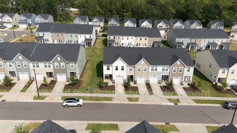 Stunning 3-Bedroom Townhome with Garage & Screened Porch – In Pool Community property image