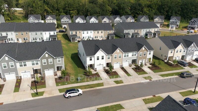 Stunning 3-Bedroom Townhome with Garage & Screened Porch – In Pool Community property image