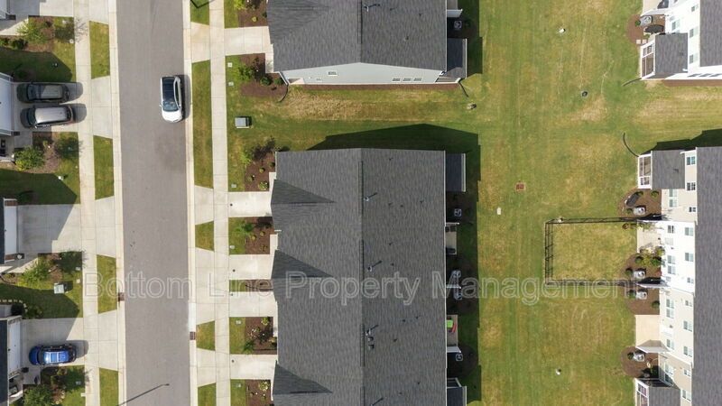 Stunning 3-Bedroom Townhome with Garage & Screened Porch – In Pool Community property image
