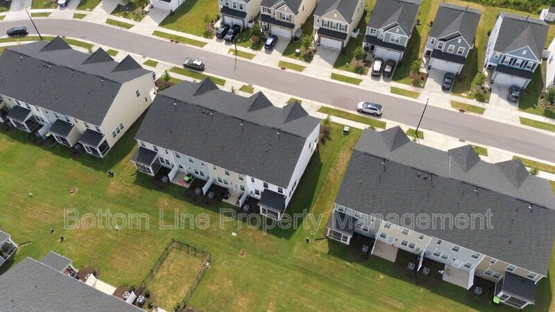 Stunning 3-Bedroom Townhome with Garage & Screened Porch – In Pool Community property image
