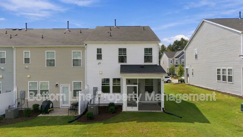 Stunning 3-Bedroom Townhome with Garage & Screened Porch – In Pool Community property image