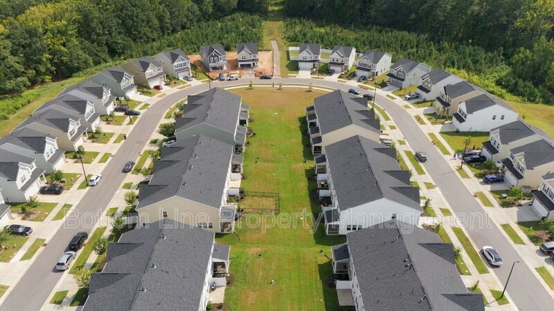 Stunning 3-Bedroom Townhome with Garage & Screened Porch – In Pool Community property image