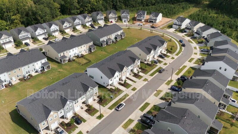 Stunning 3-Bedroom Townhome with Garage & Screened Porch – In Pool Community property image