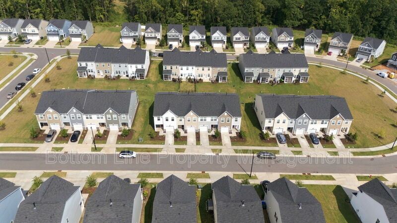 Stunning 3-Bedroom Townhome with Garage & Screened Porch – In Pool Community property image