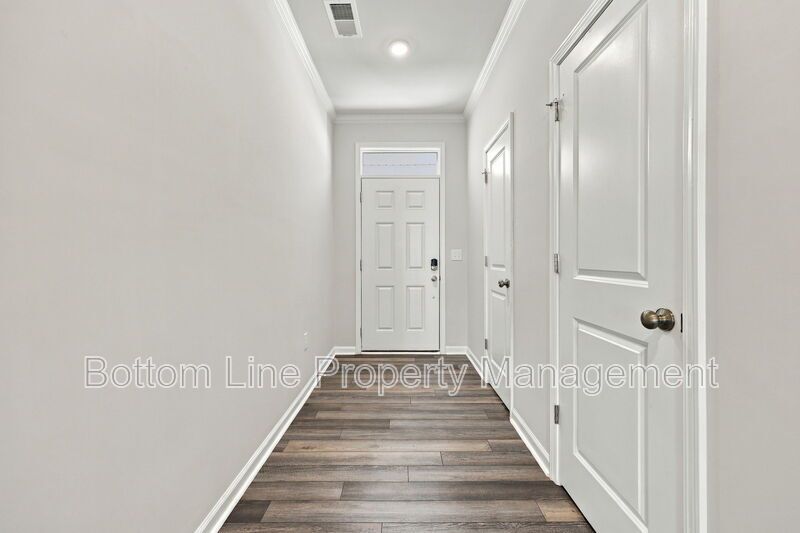 Stunning 3-Bedroom Townhome with Garage & Screened Porch – In Pool Community property image