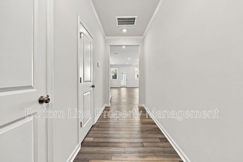 Stunning 3-Bedroom Townhome with Garage & Screened Porch – In Pool Community property image
