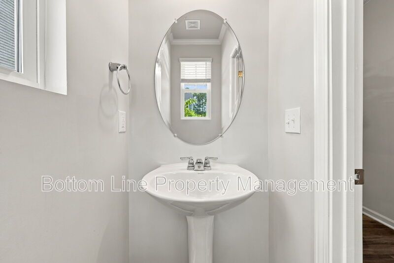 Stunning 3-Bedroom Townhome with Garage & Screened Porch – In Pool Community property image