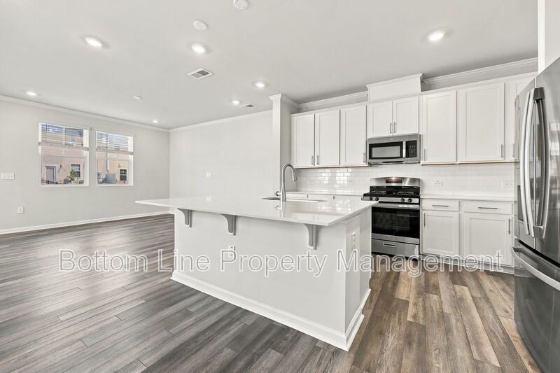 Stunning 3-Bedroom Townhome with Garage & Screened Porch – In Pool Community property image