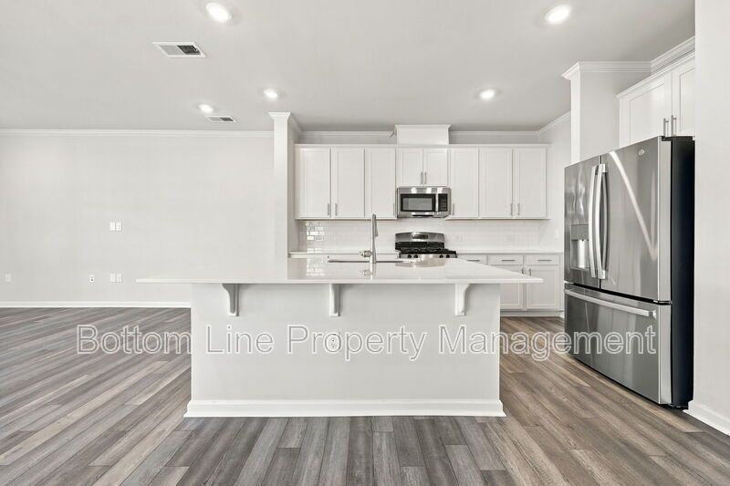 Stunning 3-Bedroom Townhome with Garage & Screened Porch – In Pool Community property image