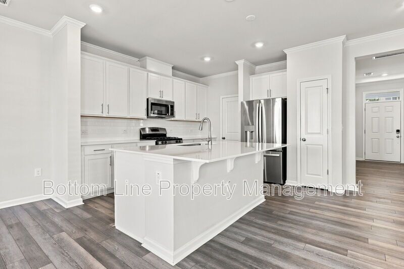 Stunning 3-Bedroom Townhome with Garage & Screened Porch – In Pool Community property image