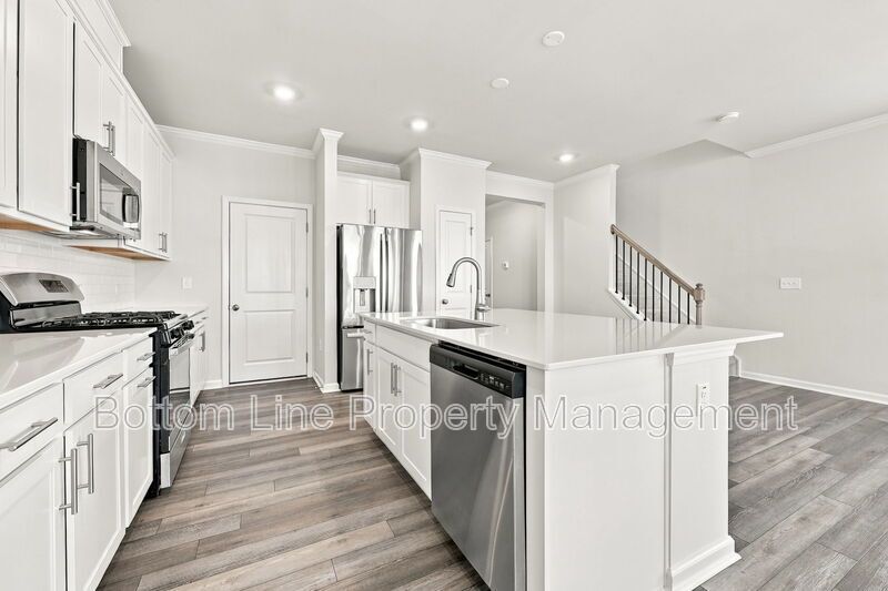 Stunning 3-Bedroom Townhome with Garage & Screened Porch – In Pool Community property image