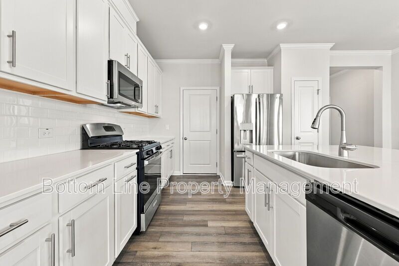 Stunning 3-Bedroom Townhome with Garage & Screened Porch – In Pool Community property image