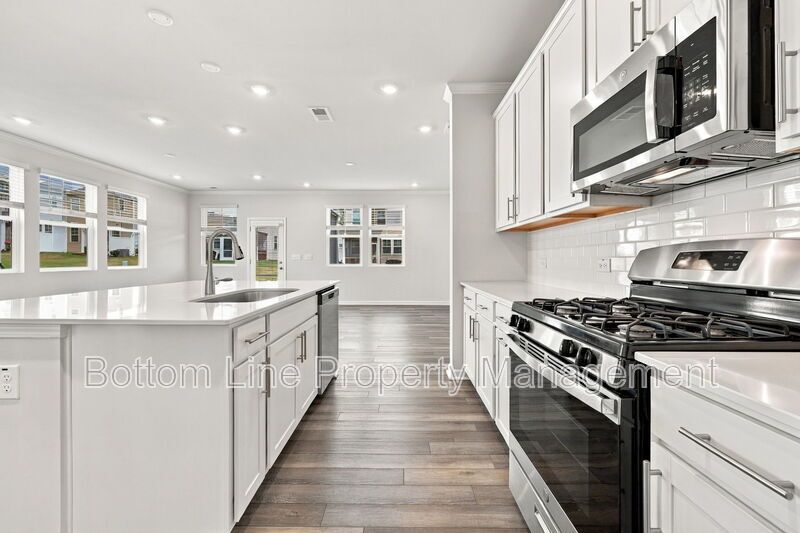 Stunning 3-Bedroom Townhome with Garage & Screened Porch – In Pool Community property image