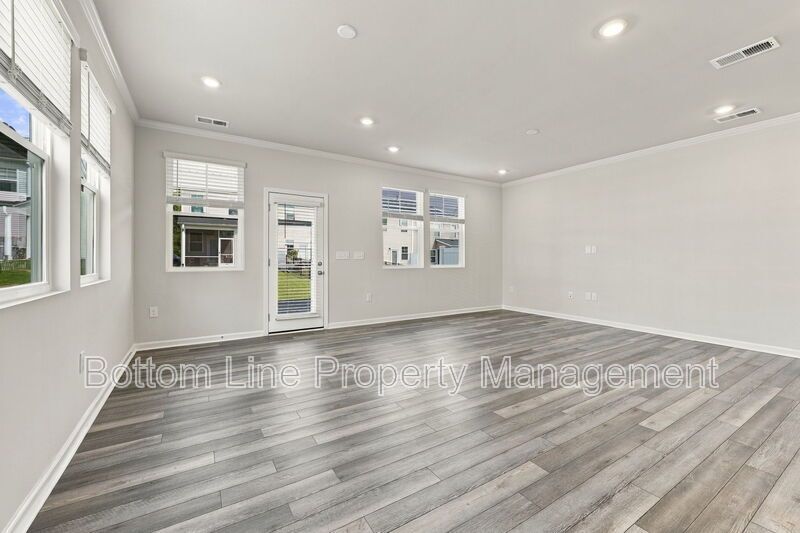 Stunning 3-Bedroom Townhome with Garage & Screened Porch – In Pool Community property image
