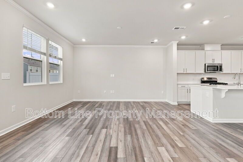 Stunning 3-Bedroom Townhome with Garage & Screened Porch – In Pool Community property image