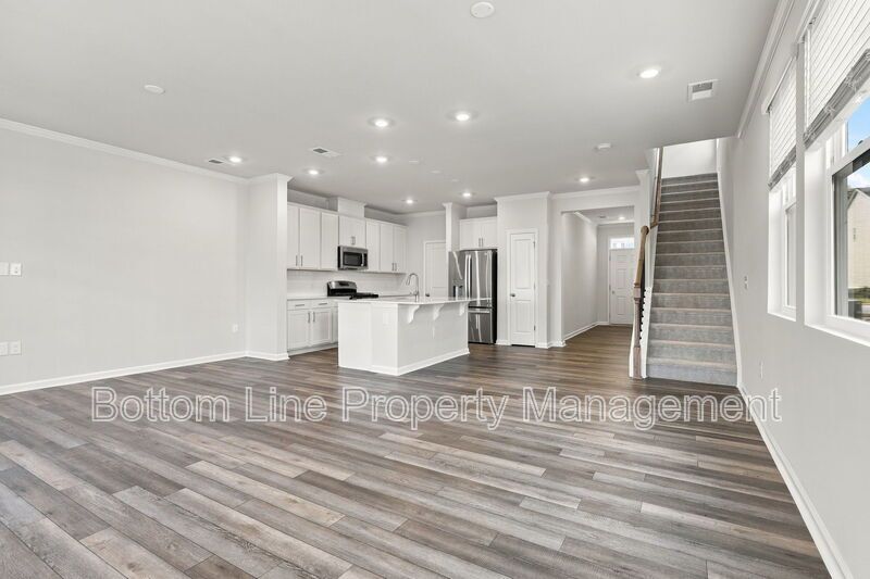Stunning 3-Bedroom Townhome with Garage & Screened Porch – In Pool Community property image