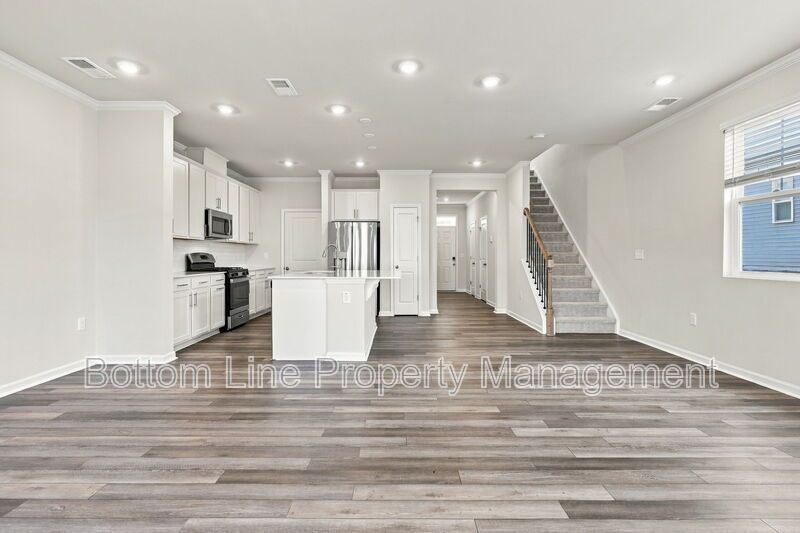 Stunning 3-Bedroom Townhome with Garage & Screened Porch – In Pool Community property image