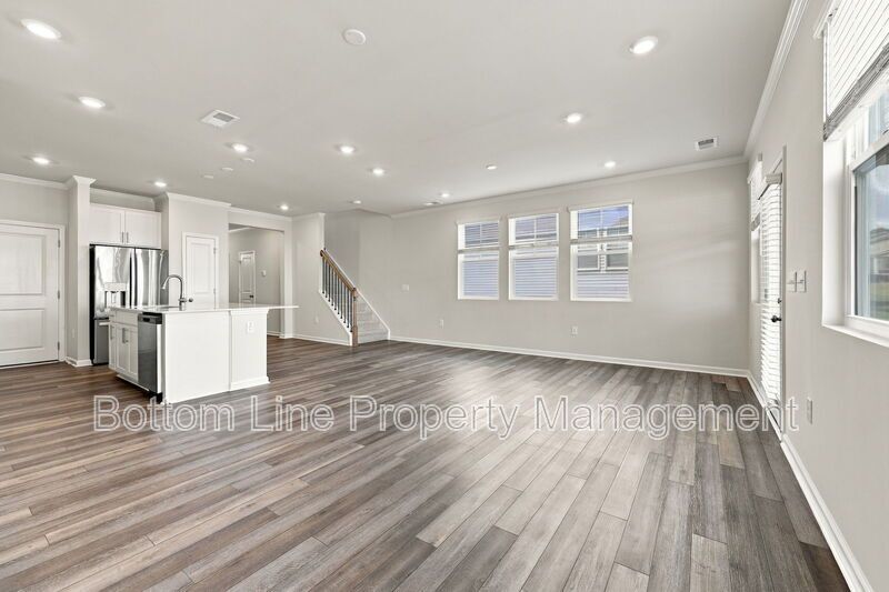 Stunning 3-Bedroom Townhome with Garage & Screened Porch – In Pool Community property image