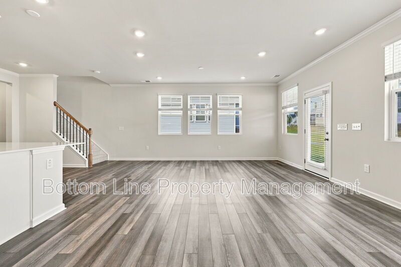 Stunning 3-Bedroom Townhome with Garage & Screened Porch – In Pool Community property image