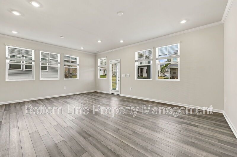 Stunning 3-Bedroom Townhome with Garage & Screened Porch – In Pool Community property image