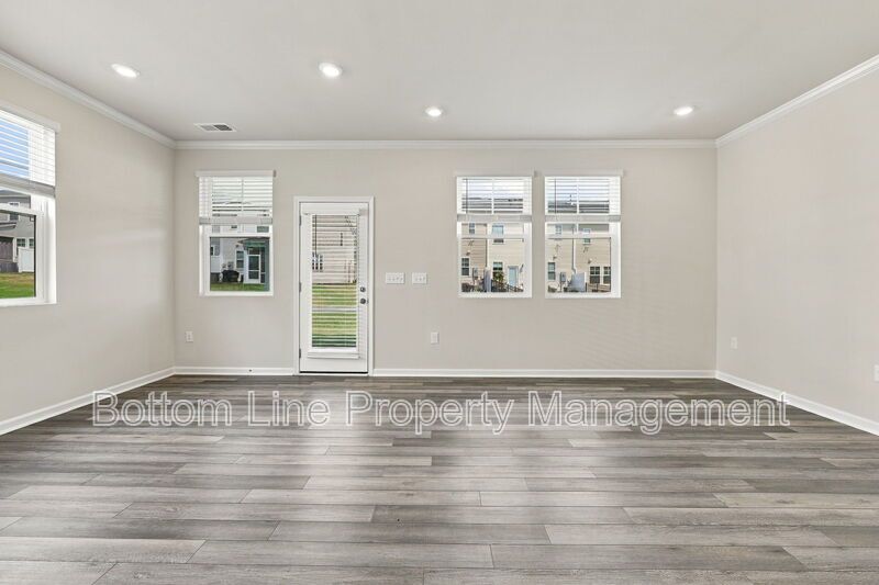 Stunning 3-Bedroom Townhome with Garage & Screened Porch – In Pool Community property image