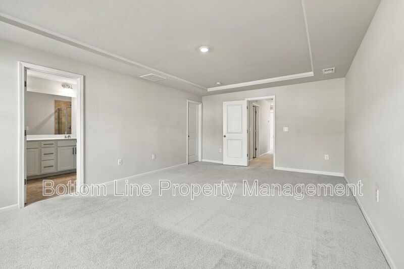 Stunning 3-Bedroom Townhome with Garage & Screened Porch – In Pool Community property image