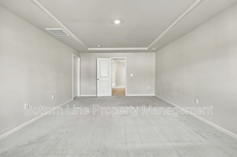 Stunning 3-Bedroom Townhome with Garage & Screened Porch – In Pool Community property image