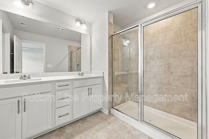 Stunning 3-Bedroom Townhome with Garage & Screened Porch – In Pool Community property image