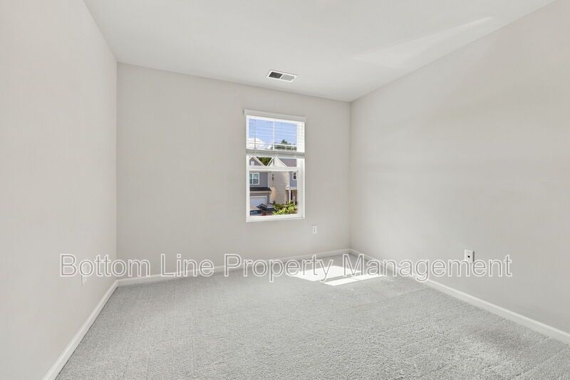Stunning 3-Bedroom Townhome with Garage & Screened Porch – In Pool Community property image