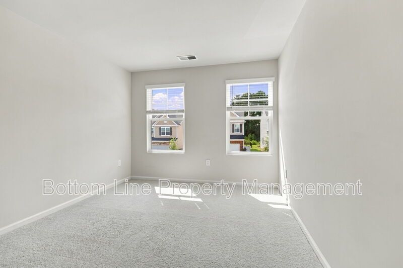 Stunning 3-Bedroom Townhome with Garage & Screened Porch – In Pool Community property image