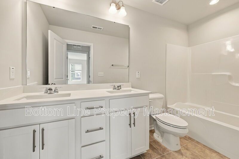 Stunning 3-Bedroom Townhome with Garage & Screened Porch – In Pool Community property image