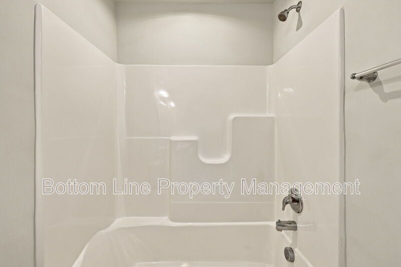 Stunning 3-Bedroom Townhome with Garage & Screened Porch – In Pool Community property image