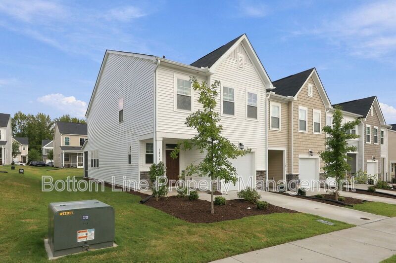 Stunning 3-Bedroom Townhome with Garage & Screened Porch – In Pool Community property image
