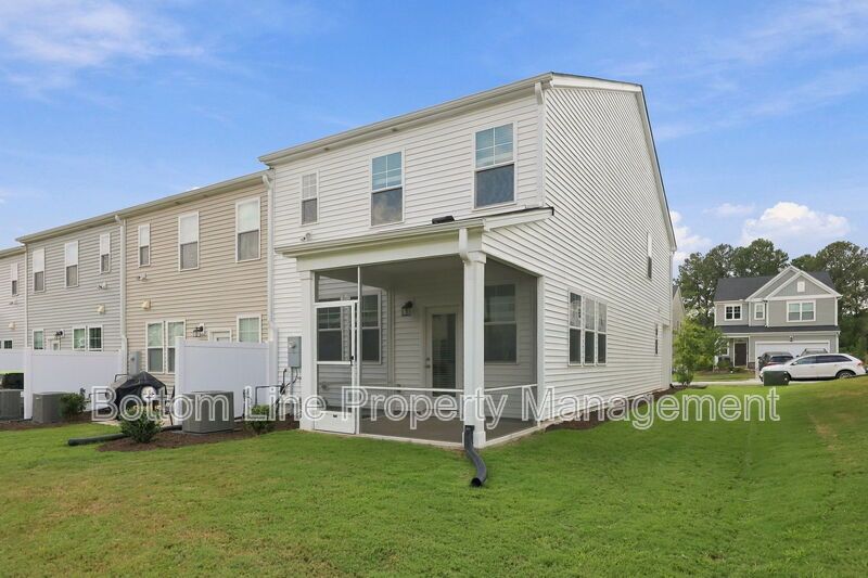 Stunning 3-Bedroom Townhome with Garage & Screened Porch – In Pool Community property image