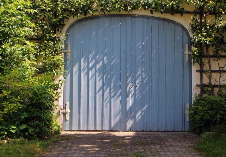 Telltale Signs Your Garage Door Needs Replacement
